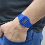 Reloj digital Casio modelo F-91W con caja y correa de resina en color azul. Cuenta con pantalla digital, luz LED, cronómetro, alarma diaria y calendario automático.
