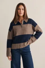 Sweater de punto con diseño a rayas horizontales en tonos azul marino y marrón. Presenta cuello polo con cierre frontal de tres botones y mangas largas de corte holgado.