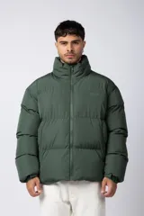 Campera puffer de corte relajado en color verde oscuro, con cuello alto, cierre frontal completo y logo bordado en el pecho.