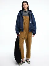 Mono largo de pana color verde oscuro, con breteles finos y silueta relajada de pierna amplia.