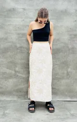 Pollera larga color beige con estampado de flores.