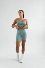 Top deportivo color lila, con breteles finos y espalda deportiva.