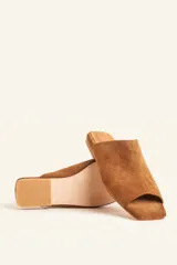Sandalias tipo sueco Mulan de cuero gamuzado marrón, con taco plano bajo y puntera cuadrada.