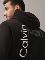 Buzo con capucha Calvin Klein de color negro, con diseño liso, mangas largas y puños y dobladillo de punto canalé. Presenta el logotipo de la marca estampado en el pecho.