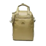 Mochila matera de diseño vertical en cuero sintético color verde oliva. Cuenta con doble asa superior de cinta reforzada, correa ajustable y extraíble para llevar al hombro, y placa metálica con logo XL en el frente.