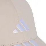 Gorra Adidas de color beige, con visera curva decorada con tres franjas blancas y el logo de la marca bordado en el frente.