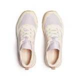 Championes Merrell modelo Alpine 83, con diseño retro en tonos pastel lila, crema y rosado. Confeccionados en una combinación de piel de ante y textil, cuentan con entresuela de espuma EVA para mayor estabilidad y suela de goma con relieve.