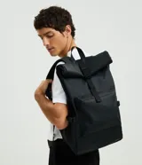 Mochila urbana de diseño estructurado con acabado engomado, cierre tipo roll-top con hebilla ajustable, bolsillo frontal con cremallera y correas traseras ajustables.