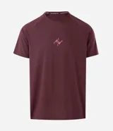 Remera deportiva masculina color bordó con tecnología Dry, cuello redondo, mangas cortas y detalle laser cut para mayor transpirabilidad. Confeccionada en poliéster y elastano, ofrece un toque suave y elasticidad para libertad de movimientos.