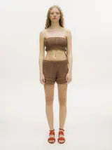 Short tejido a crochet color marrón, con pretina elástica.