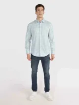 Camisa de hombre de manga larga con estampado de cuadros en tonos celeste y blanco.