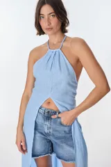 Top largo marrón con breteles finos ajustables y tajo frontal. Confeccionado en lino italiano.