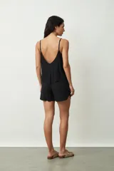 Shorts de mujer color negro con estampado de piel de serpiente, tiro alto y cordón ajustable en la cintura.