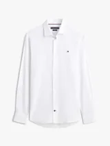 Camisa blanca de corte regular de Tommy Hilfiger, confeccionada en puro algodón regenerativo con diseño de raya diplomática y sutil textura diagonal. Presenta cuello camisero, cierre frontal de botones y el logo de la marca bordado en el pecho.