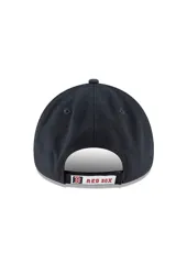 Gorro con visera New Era de los Boston Red Sox, color azul marino con logo bordado en relieve en color rojo y blanco en el frente.