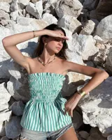 Brazalete rígido de diseño artesanal con textura irregular y acabado metálico, elaborado en bronce macizo.