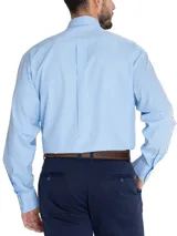 Camisa de manga larga para hombre, marca RKF, modelo WF PB, color calipso con diseño a cuadros pequeños. Tiene cuello abotonado, bolsillo en el pecho con logo bordado y tecnología wrinkle-free. Producto de calce holgado.