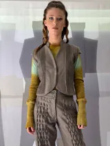 Chaleco de lana texturizada color marrón con alforzas en los laterales, cuello alto y pequeñas mangas.