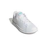 Championes Adidas Advantage Base de color blanco con detalles en verde menta en la lengüeta y las clásicas tres tiras perforadas en los laterales.