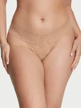 Tanga de encaje color beige, de tiro bajo, confeccionada con encaje suave y elástico que se mantiene plano, con panel de fuelle de algodón.