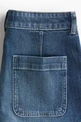Short de denim azul de tiro alto, confeccionado en algodón levemente elástico con bolsillos delanteros de parche.