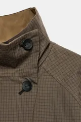 Cazadora ZW Collection de cuello subido y manga larga con bolsillos en el delantero, diseño reversible y cierre frontal cruzado con botones.