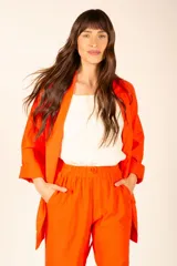 Levita color naranja con mangas 3/4 y lazo para ajustar en la cintura.