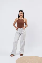 Jeans wide leg de denim rígido en tono manteca, de tiro alto y corte recto y amplio en las perneras.
