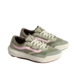Championes de caña baja Vans Ultrarange 2.0 Rw Soft, color verde claro con la franja lateral en rosado, cordones blancos y suela de goma blanca y marrón.