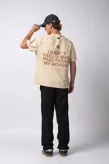 Remera de corte oversize color verde oliva, confeccionada en algodón premium. Presenta un diseño minimalista con un pequeño estampado frontal de un sol y el texto VCP Concept Studio, y una gráfica protagonista en la espalda.