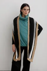 Bufanda tejida con diseño de rayas verticales en blanco y negro, con bordes terminados en crochet color tostado.