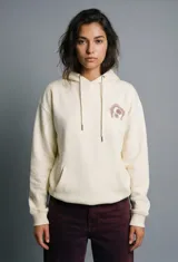 Buzo con capucha color crudo, de corte holgado y manga larga, con bolsillo canguro frontal.