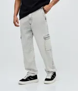 Pantalón de jean corte baggy con bolsillos cargo laterales, cierre de botón y cremallera, y cintura con trabillas.