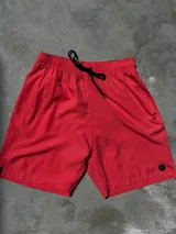 Short de baño rojo de secado rápido, con cintura elástica ajustable con cordón negro y logo de la marca bordado en la pierna derecha.