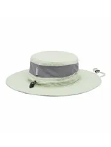 Sombrero tipo safari de ala ancha con paneles laterales de malla para ventilación y cordón ajustable con cierre de tanca. Presenta el logo de la marca bordado en la parte frontal.