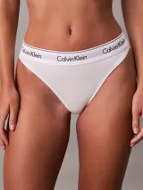 Bombacha de corte clásico con pierna alta, confeccionada en una mezcla suave de algodón y modal. Presenta una cintura elástica distintiva con el logo de la marca estampado en contraste.