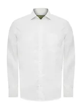 Camisa blanca de manga larga, confeccionada en popelina 100% algodón. Diseño clásico con cuello italiano, bolsillo en el pecho con logo bordado y cierre con botones.