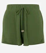Short de playa tipo salida de baño, color blanco, confeccionado en crepé. Presenta cintura elástica con cordón de ajuste y punteras metálicas, con un diseño de bajo redondeado y corte holgado.