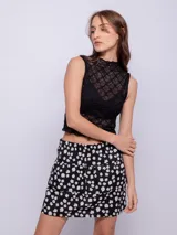 Minifalda negra con estampado de pequeñas flores blancas.