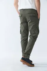 Pantalón cargo de hombre color verde militar, corte regular, con dos bolsillos laterales y logo bordado.