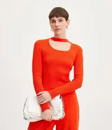Blusa de punto color naranja, con cuello choker, mangas largas y textura acanalada.