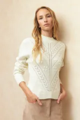 Sweater color beige con cuello redondo, mangas largas y diseño calado.