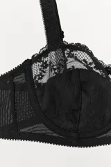 Sujetador con aros de escote corazón, confeccionado en poliamida con detalles de encaje a tono. Cuenta con tirantes ajustables y cierre posterior con ganchos metálicos.