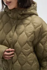 Campera acolchada de color negro con diseño capitoneado de ondas, manga larga, capucha integrada y cierre frontal con botones a presión.