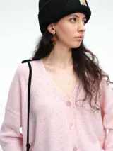 Cardigan de punto color marrón con textura jaspeada, escote en V, cierre frontal con botones y diseño de hombros caídos.