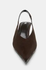 Zapato destalonado tipo slingback con tacón kitten, acabado en punta y escote en pico. Cuenta con tira trasera elástica para mayor ajuste.