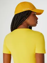 Gorro de gabardina color amarillo.