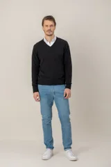 Sweater de punto con cuello en V y mangas largas, confeccionado en lana lambswool, con puños y ruedo acanalados.