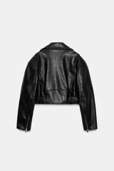 Cazadora tipo biker de corte corto y diseño holgado con hombreras. Presenta cuello con solapas, cierre frontal cruzado con cremallera, bolsillos laterales con cremallera y un bolsillo pequeño con solapa y botón a presión. Incluye un cinturón ajustable en el bajo y cremalleras en los puños.