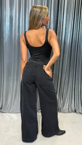 Body negro de escote profundo en V, sin mangas, con corte cavado en la parte inferior y confeccionado en tejido elástico.